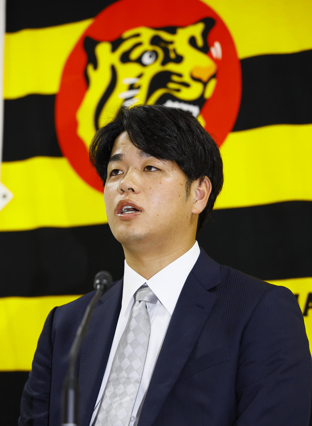 契約更改を終え、記者会見する阪神高橋（撮影・藤尾明華）