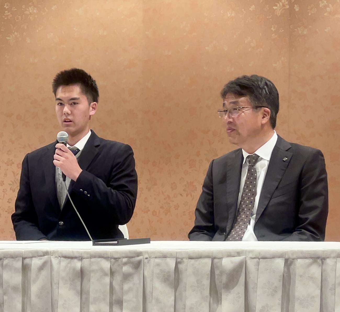 日本ハムからドラフト2位指名を受け会見を行う東海大相模・藤田（右は大渕スカウト部長）（撮影・黒須亮）