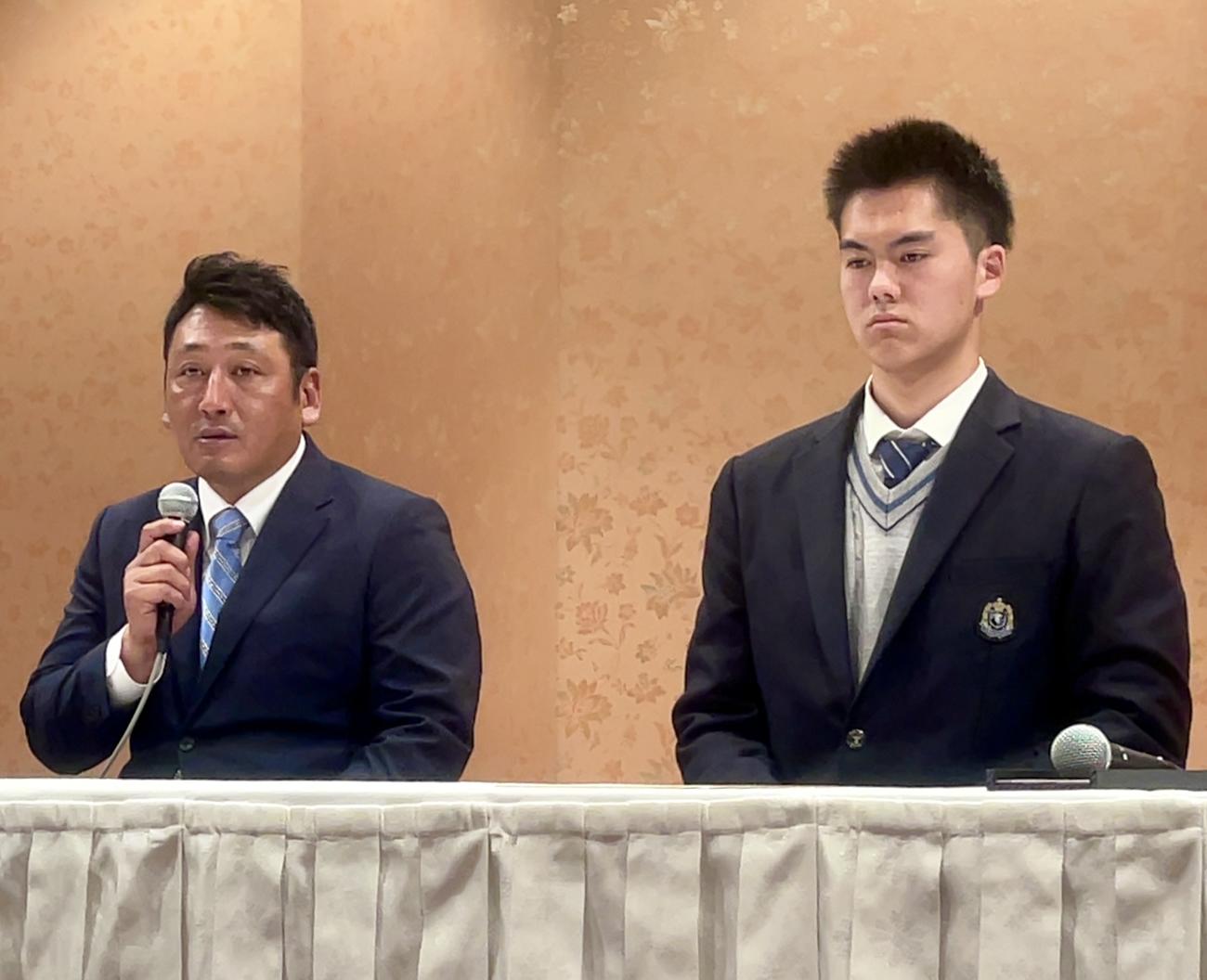 日本ハムからドラフト2位指名を受け会見を行う東海大相模・原監督（右が藤田）（撮影・黒須亮）