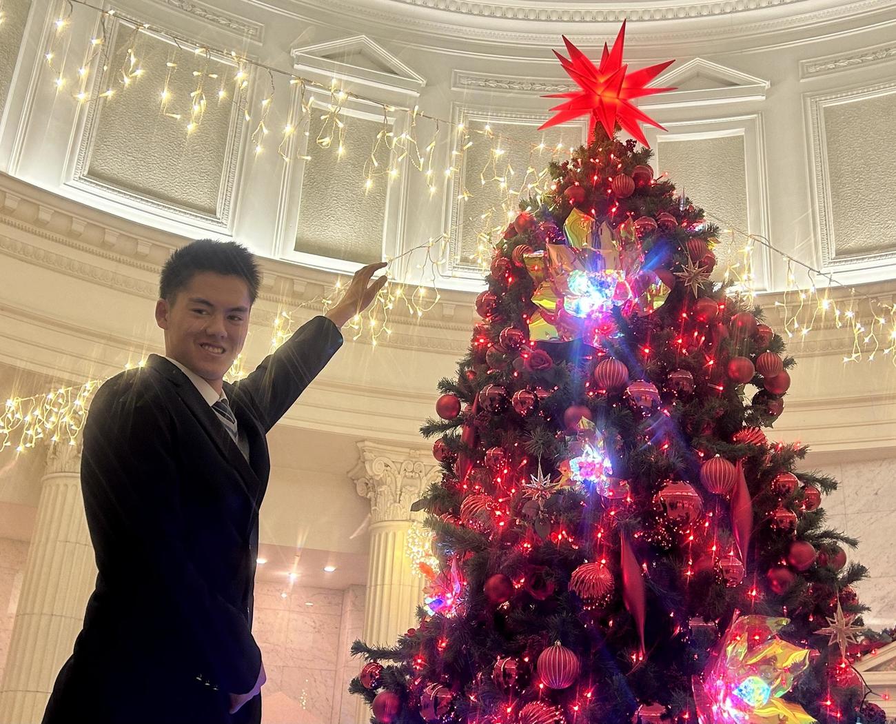 クリスマスツリーを前に記念撮影を行う日本ハムドラフト2位の東海大相模・原監督（撮影・黒須亮）