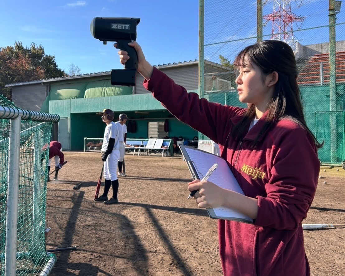 スピードガンを用いて、投手の球速を計測する名城大・吉田マネジャー（名城大野球部提供）
