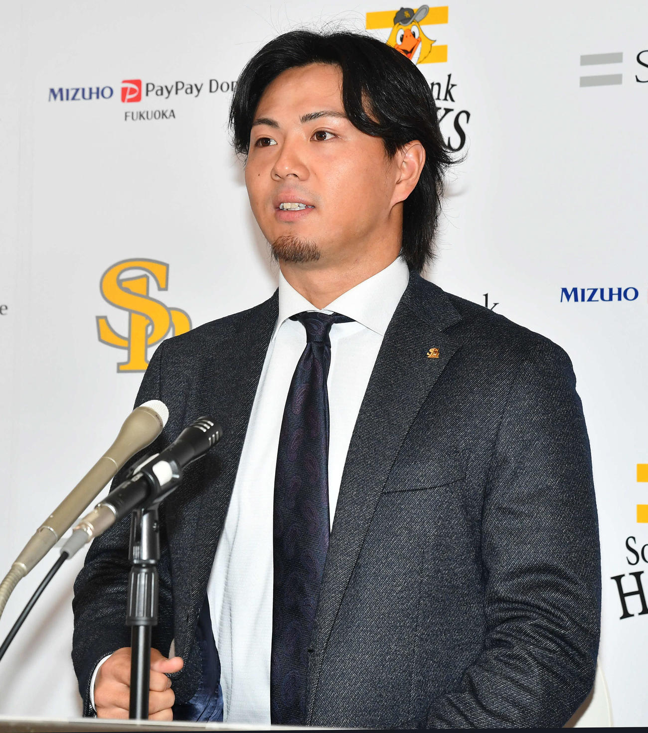 契約更改を終え、会見を行う佐藤直（撮影・岩下翔太）