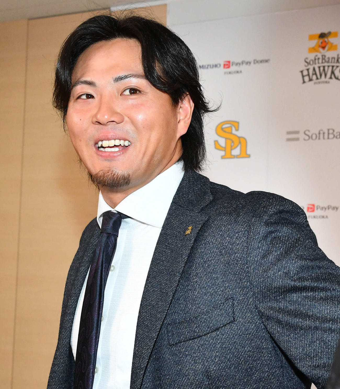 契約更改後の会見を終えて笑顔で引き揚げる佐藤直（撮影・岩下翔太）