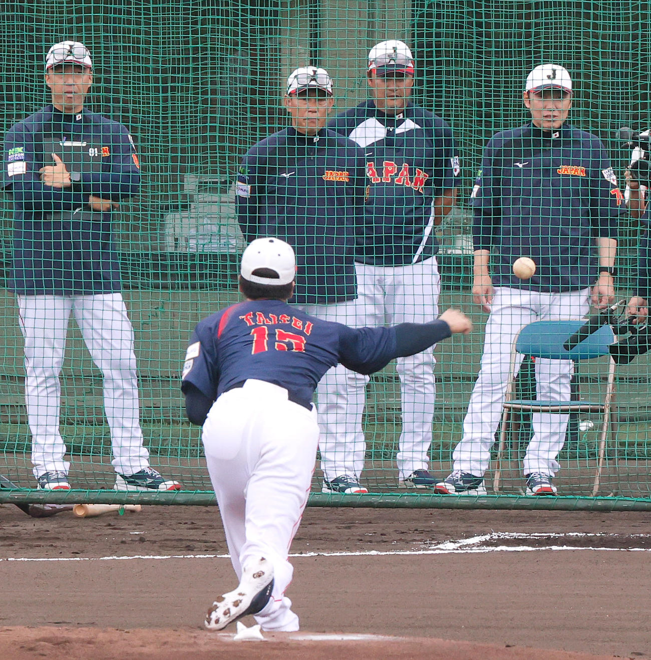 ライブBPで登板する巨人大勢（手前）を見つめる井端監督（左から2人目）（2024年11月4日、撮影・上山淳一）