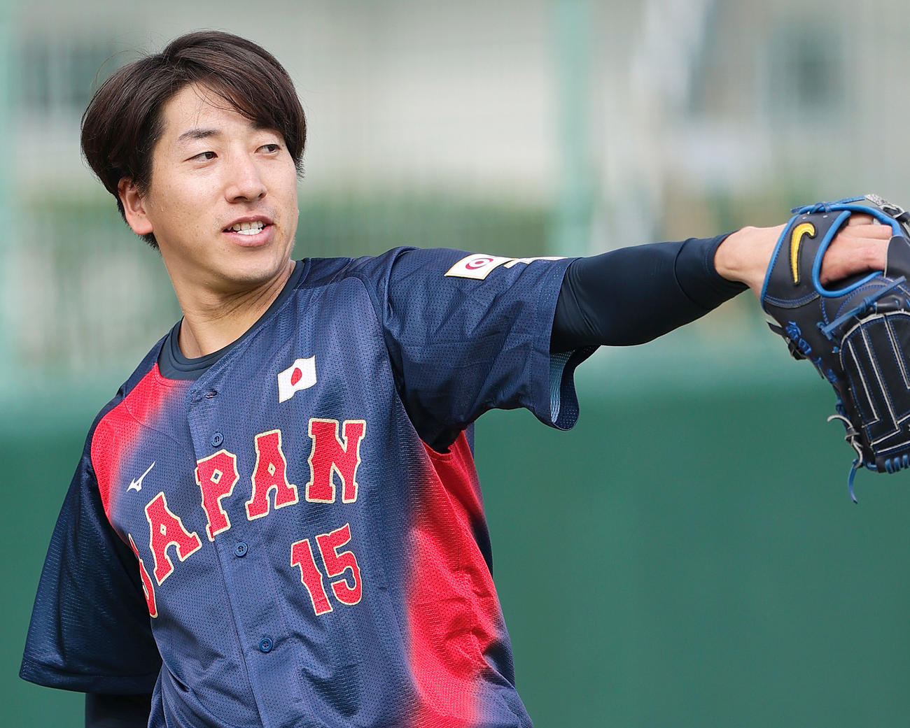 ライブBPで登板を終え笑顔でキャッチボールする巨人大勢（2024年11月4日、撮影・上山淳一）