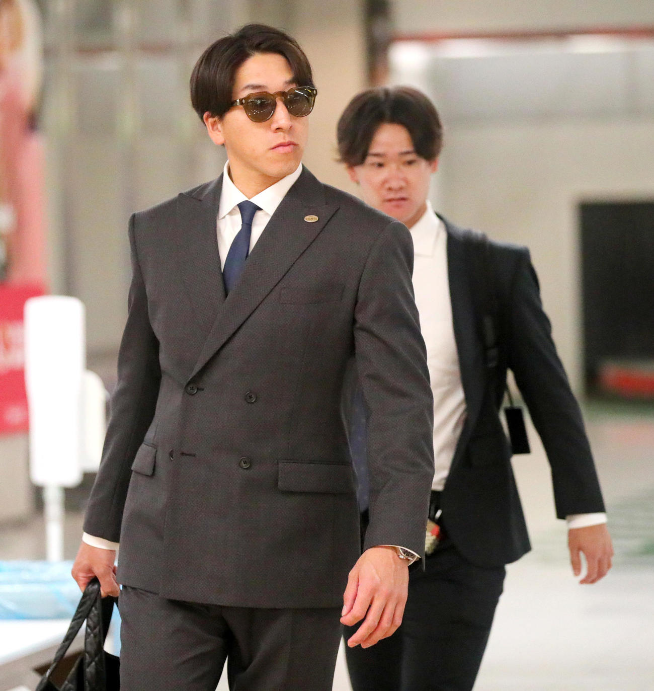 侍ジャパン合流のため宮崎ブーゲンビリア空港に到着した巨人大勢（手前）と巨人井上（2024年10月28日、撮影・上山淳一）