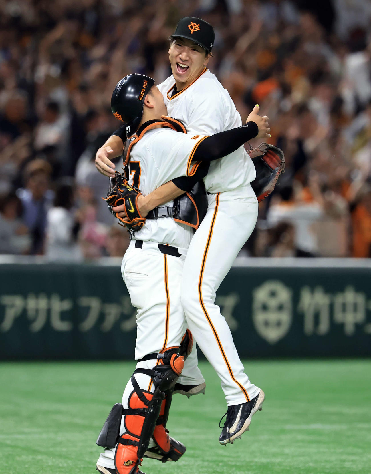 巨人対DeNA 9回表DeNA2死一。二塁、筒香を中飛に仕留めて勝利し、歓喜の抱擁をする大勢（右）と岸田（2024年10月20日、撮影・浅見桂子）