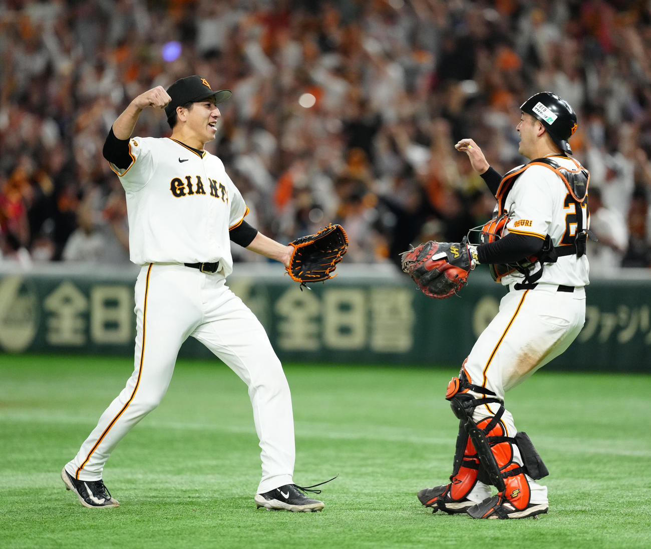 巨人対DeNA 9回表DeNA2死一、二塁、代打筒香を中飛に仕留め捕手岸田（右）と喜ぶ大勢（2024年10月20日、撮影・江口和貴）