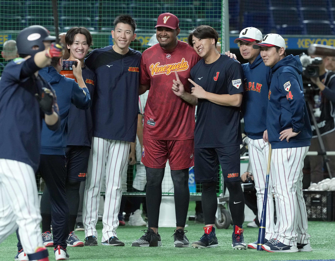 日本対ベネズエラ　試合前、元巨人でベネズエラ代表のメンデス（中央）と記念撮影をする、左から井上、戸郷、1人おいて大勢、亀井コーチ、村田コーチ（2024年11月22日、撮影・たえ見朱実）