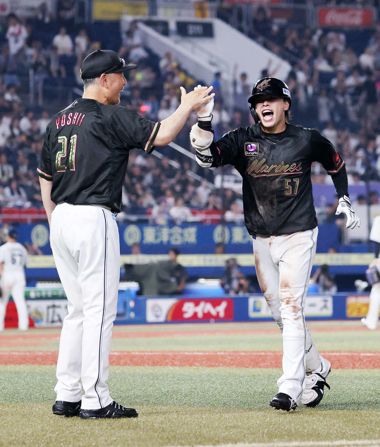 ロッテ対西武　サヨナラスクイズを決めたロッテ小川（右）と笑顔で迎える吉井監督（2024年7月30日撮影）