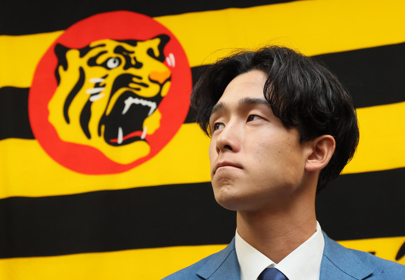 契約更改を終え会見する小幡（撮影・加藤哉）