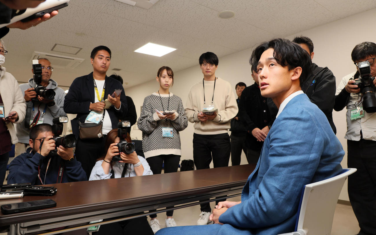 契約更改を終え記者の質問に答える小幡（撮影・加藤哉）