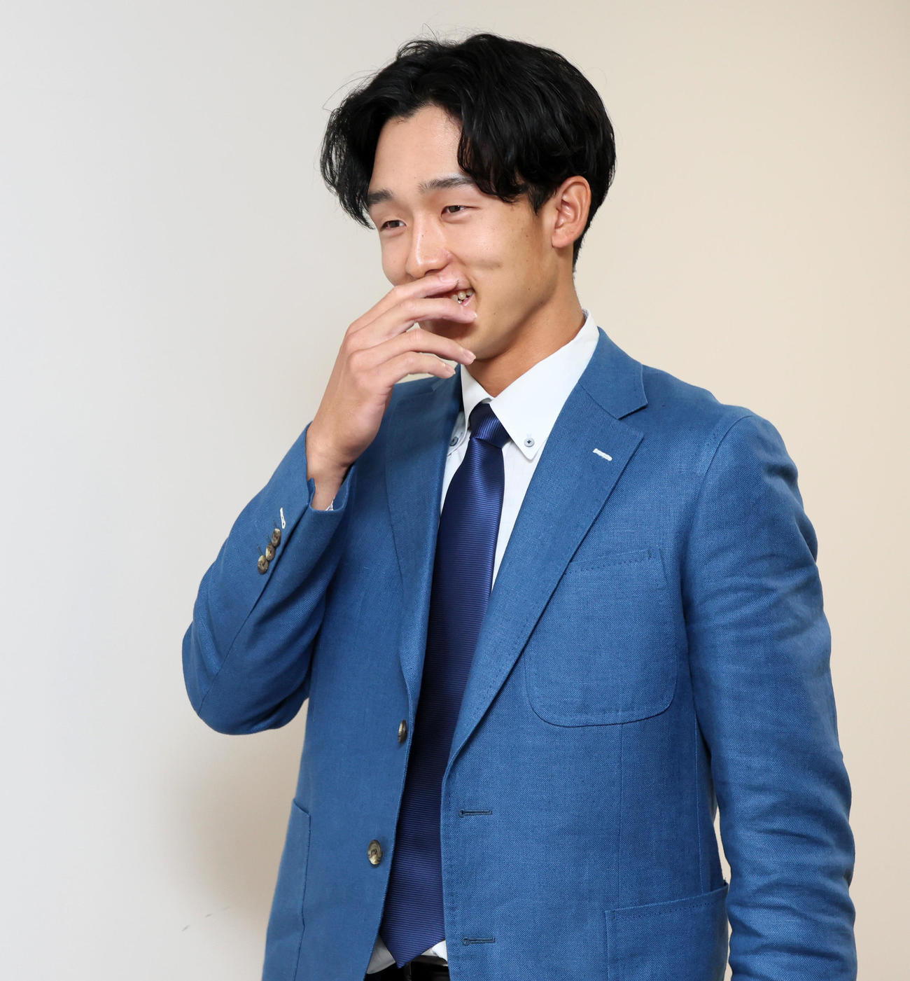 契約更改を終え笑顔を見せる小幡（撮影・加藤哉）