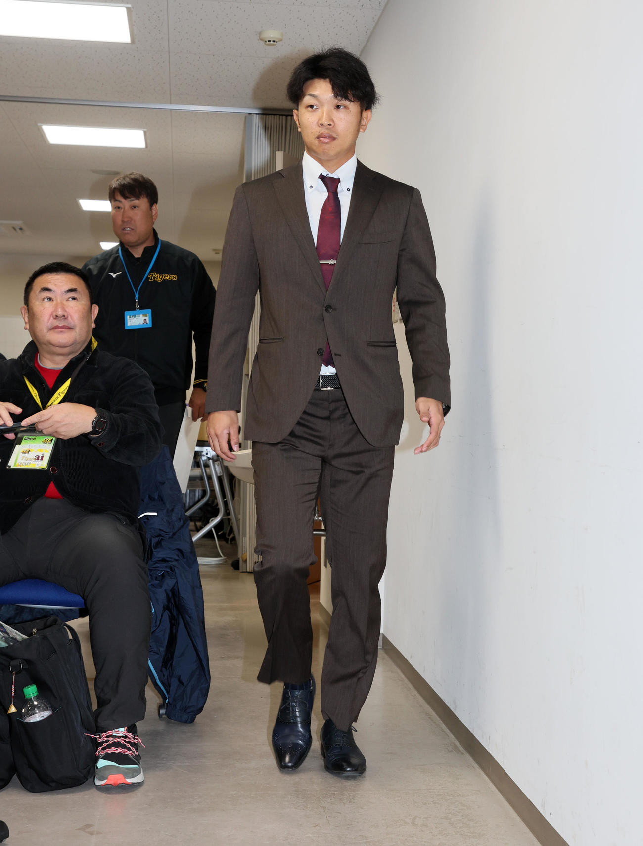 契約更改を終え会見場に入る島田（撮影・加藤哉）