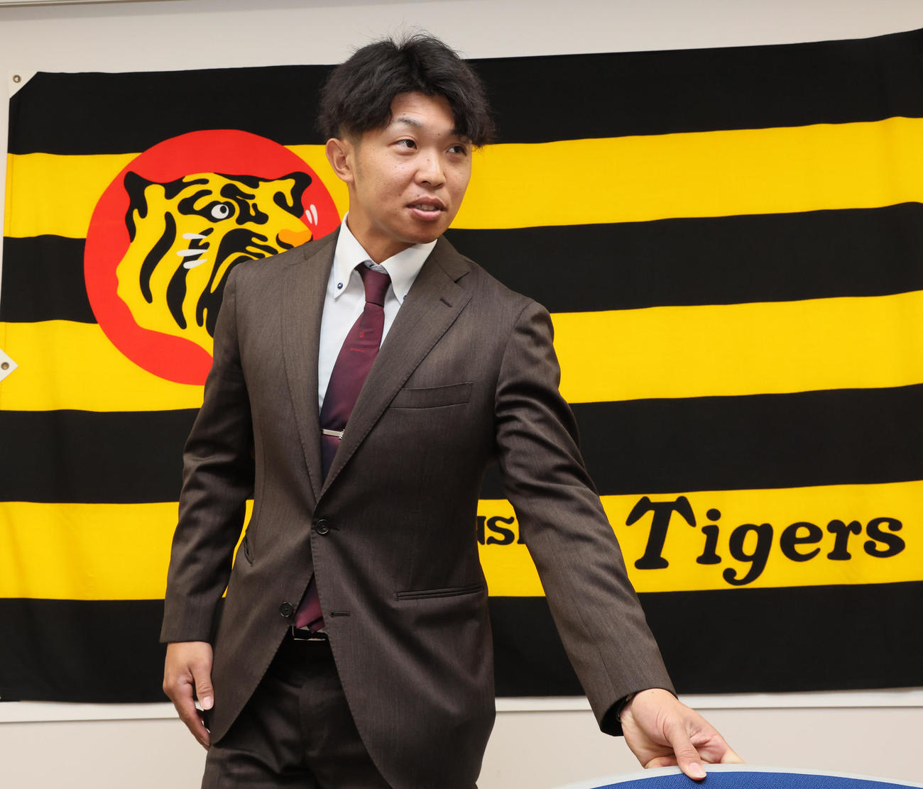 契約更改を済ませ会見を終える島田（撮影・加藤哉）