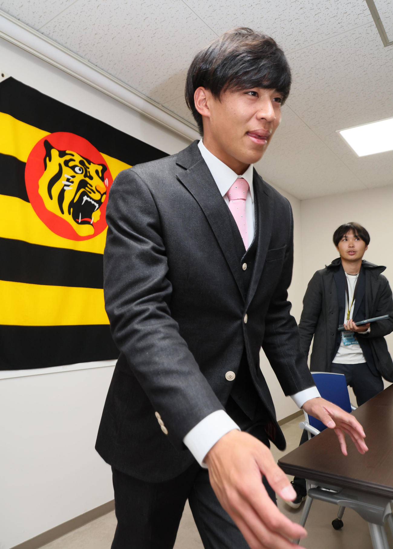 契約更改を済ませ会見を終えた植田（撮影・加藤哉）