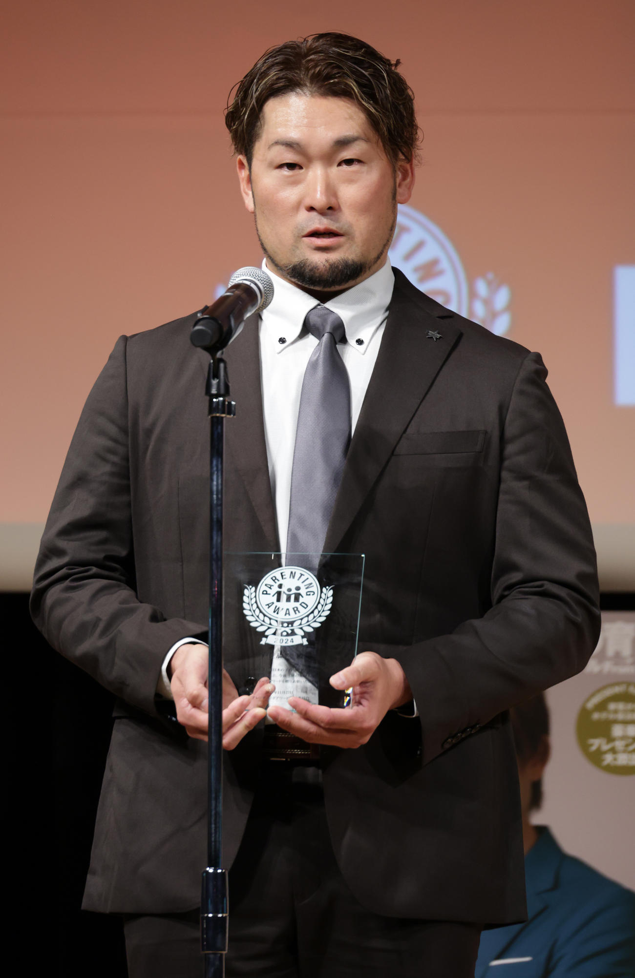 第17回ペアレンティングアワードスポーツ部門を受賞したDeNA戸柱（撮影・中島郁夫）