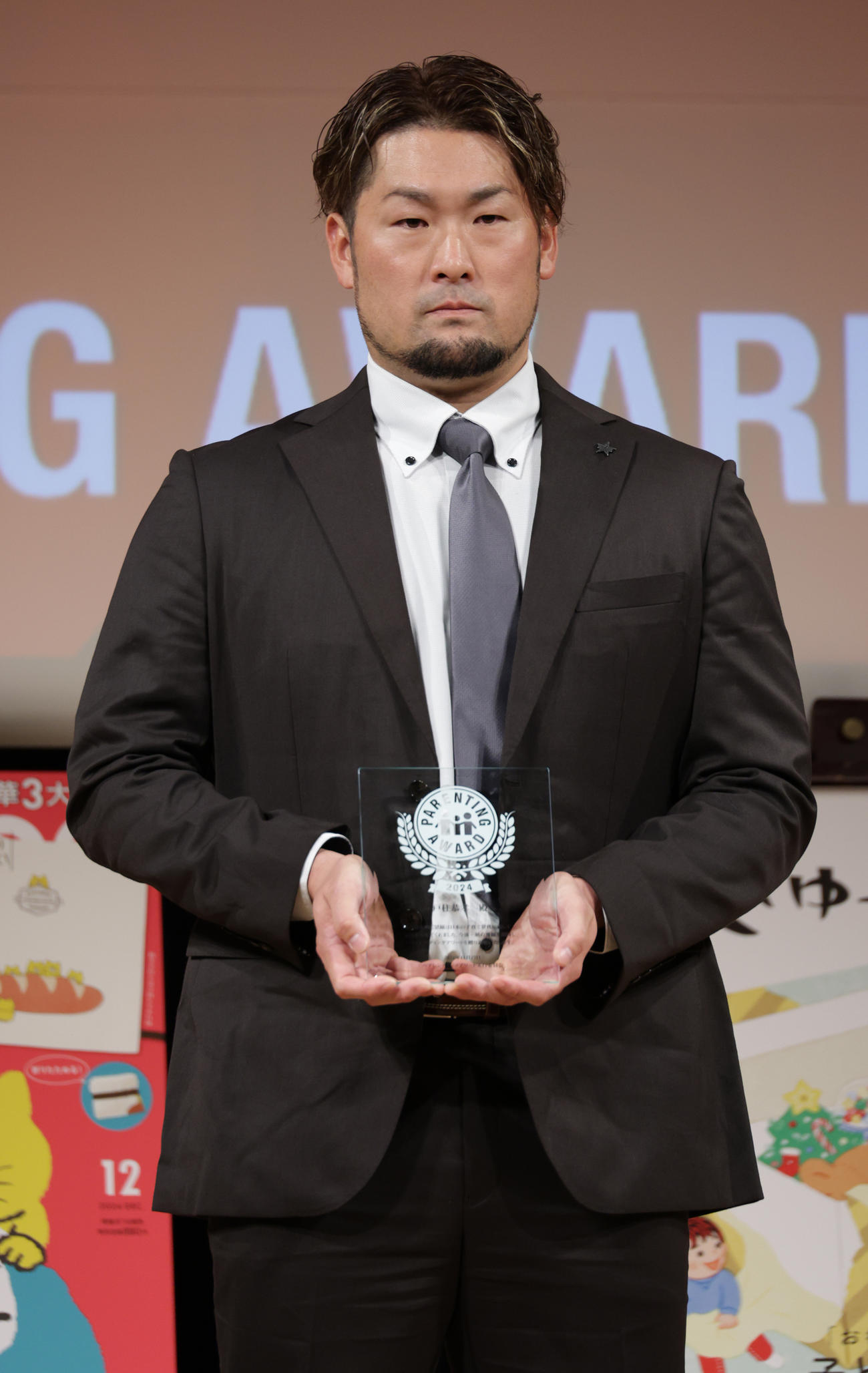 第17回ペアレンティングアワードスポーツ部門を受賞したDeNA戸柱（撮影・中島郁夫）