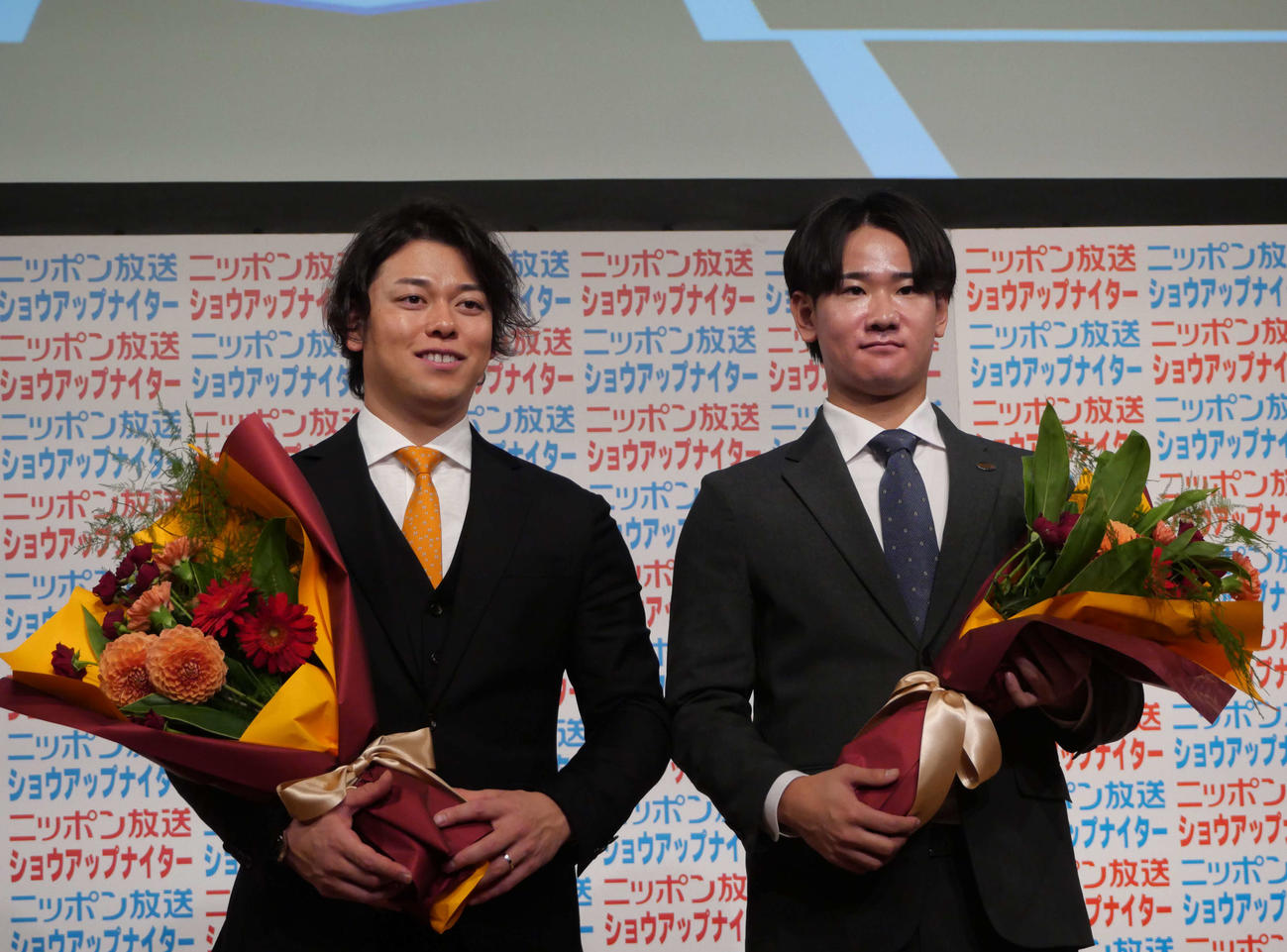 「ニッポン放送ショウアップナイター」のイベントで笑顔で花束を持つ巨人高梨（左）と井上（撮影・上田悠太）