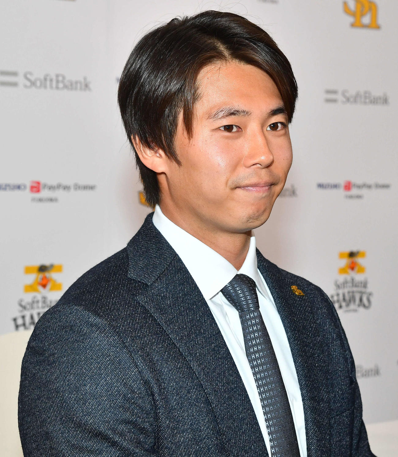 契約更改を終え、囲み取材を受ける田浦（撮影・岩下翔太）