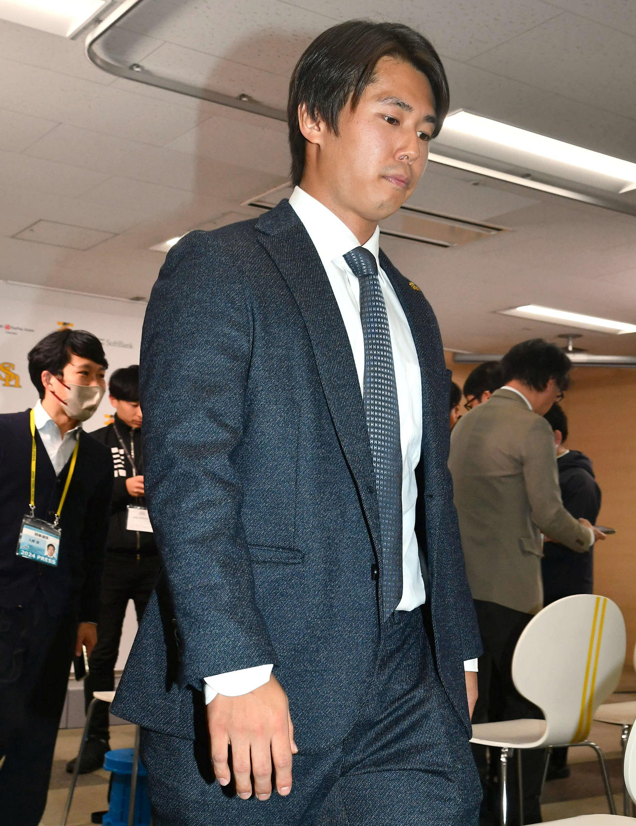 契約更改後の会見を終えて移動する田浦（撮影・岩下翔太）