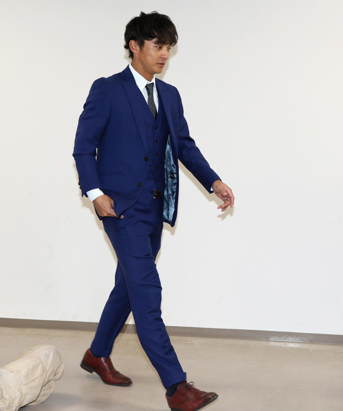 契約更改を終え会見場に入る熊谷（撮影・加藤哉）