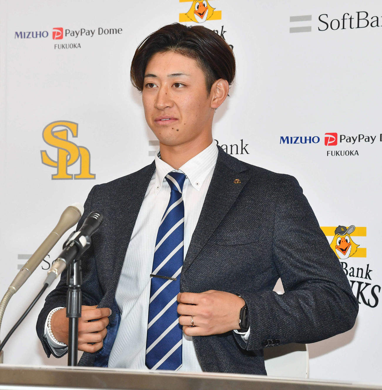 契約更改を終え、会見に臨む大山（撮影・岩下翔太）