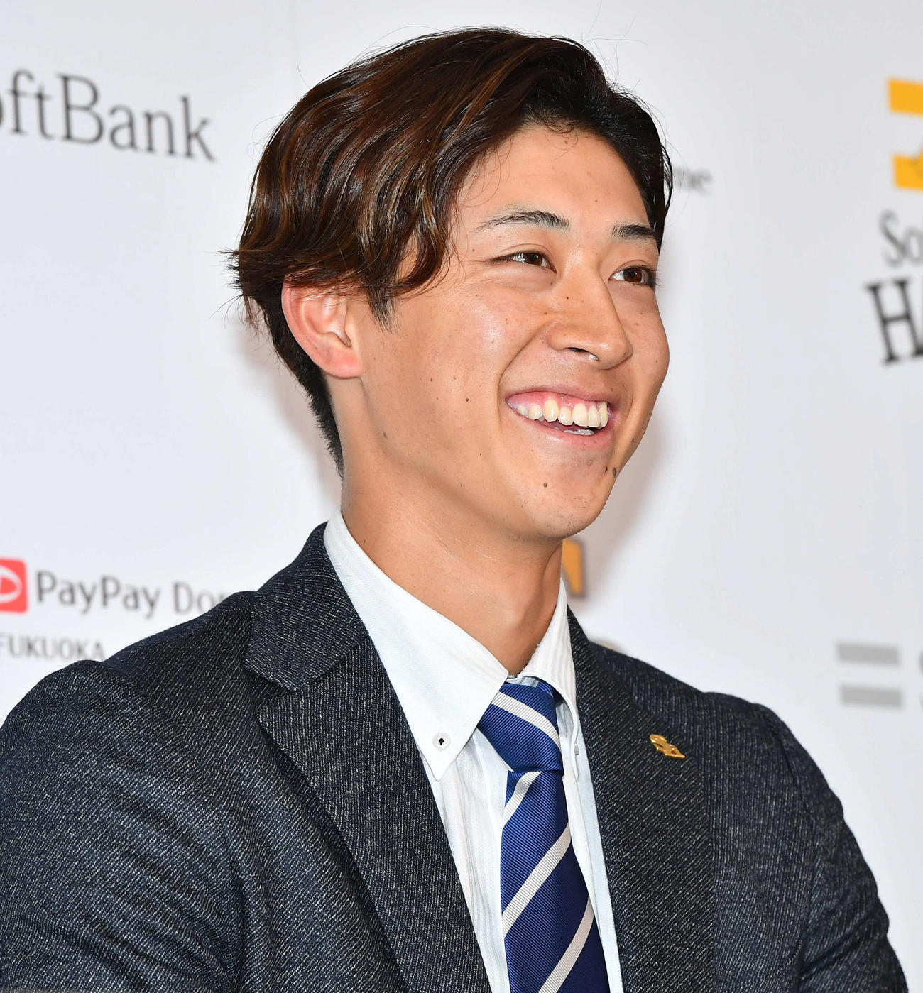 契約更改後の会見で一般女性との結婚を発表し、笑顔を見せる大山（撮影・岩下翔太）
