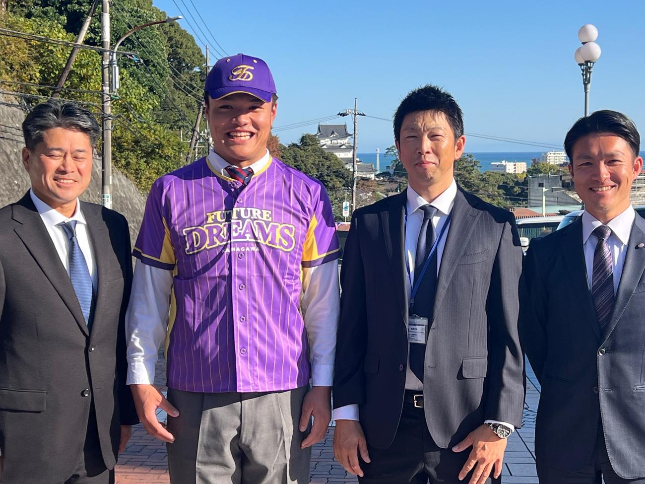 BC神奈川からあいさつを受けた相洋・二宮陽斗外野手（左から2人目）（撮影・金子真仁）