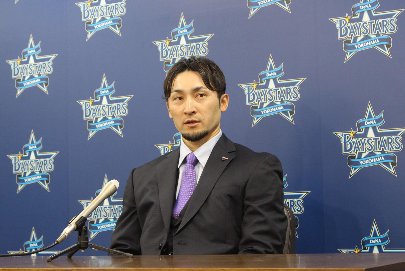 契約更改交渉後、会見するDeNA伊藤（撮影・久保賢吾）