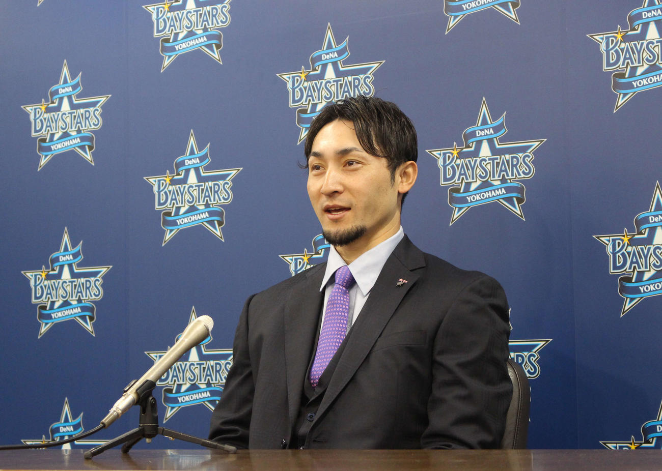 契約更改交渉後、会見するDeNA伊藤（撮影・久保賢吾）