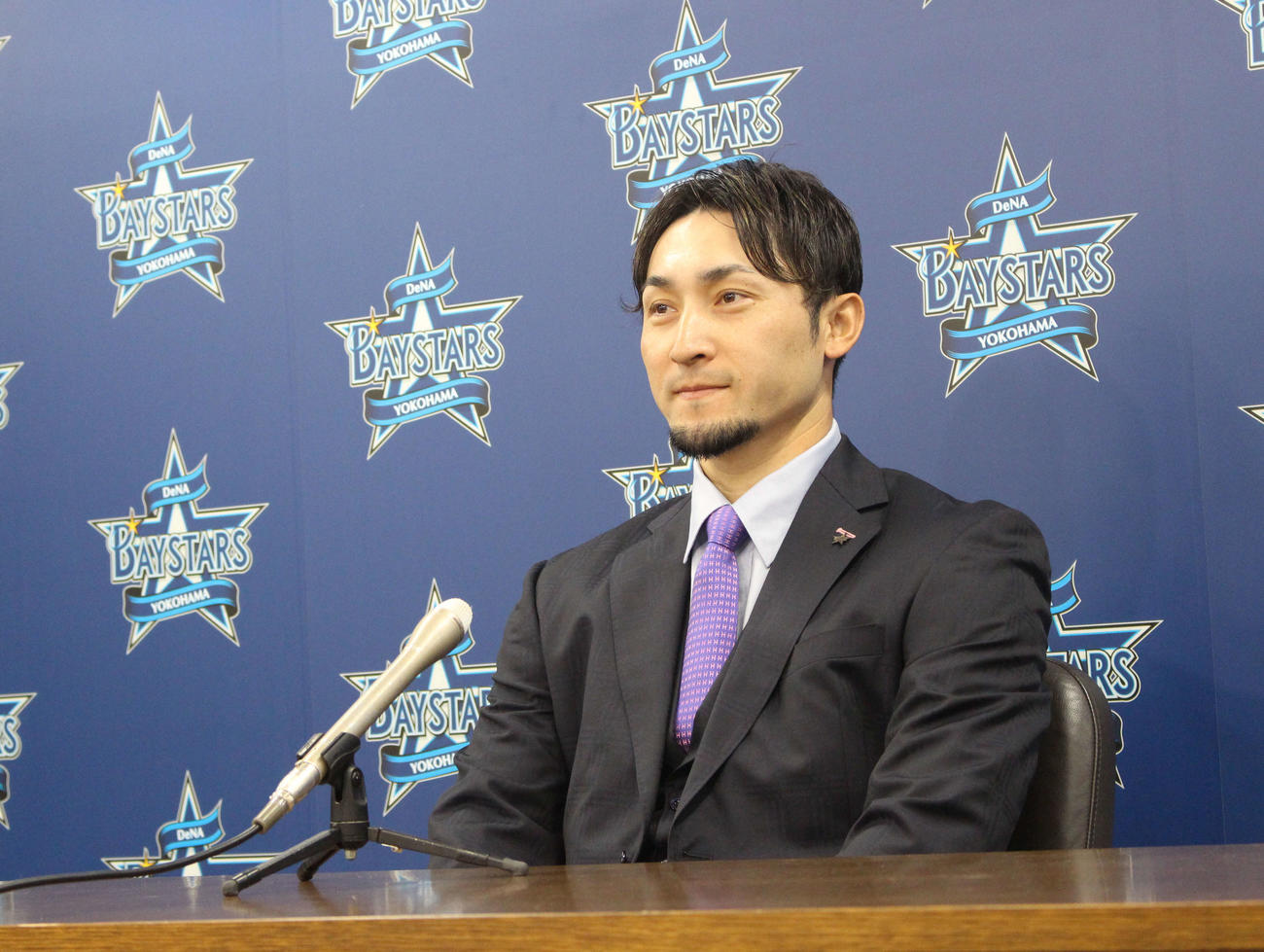 契約更改交渉後、会見するDeNA伊藤（撮影・久保賢吾）