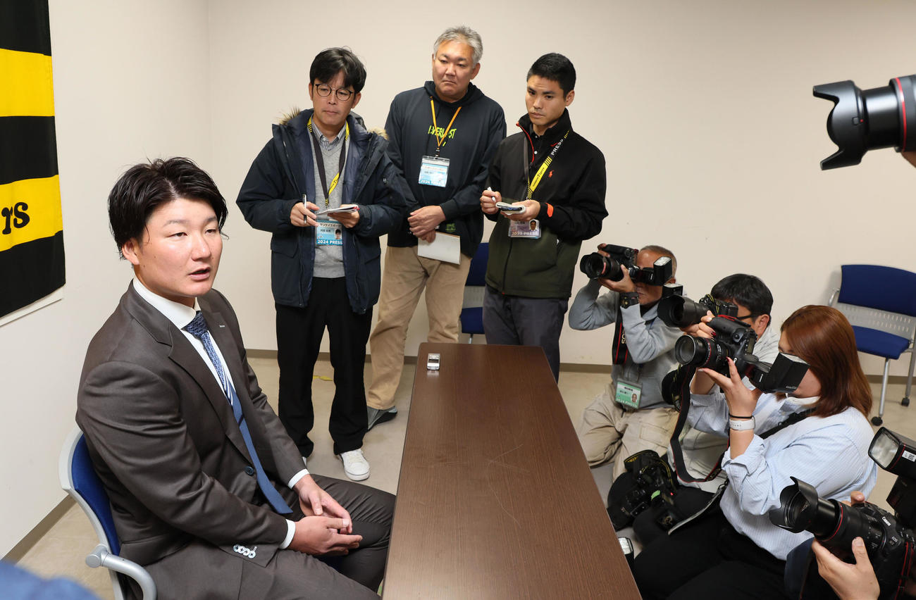 契約更改を終え会見する渡辺（撮影・加藤哉）