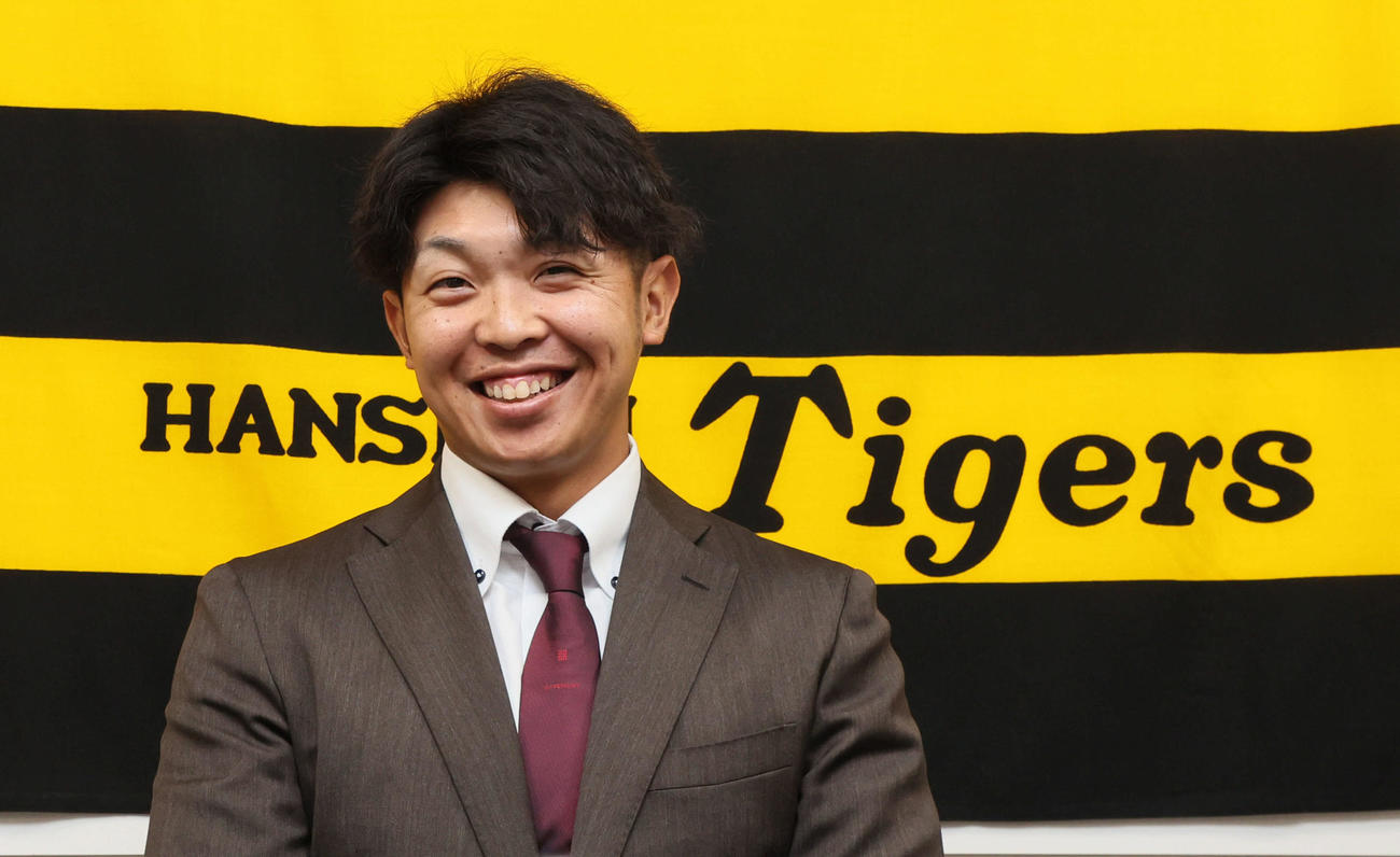 契約更改を終え笑顔で会見する阪神島田（撮影・加藤哉）