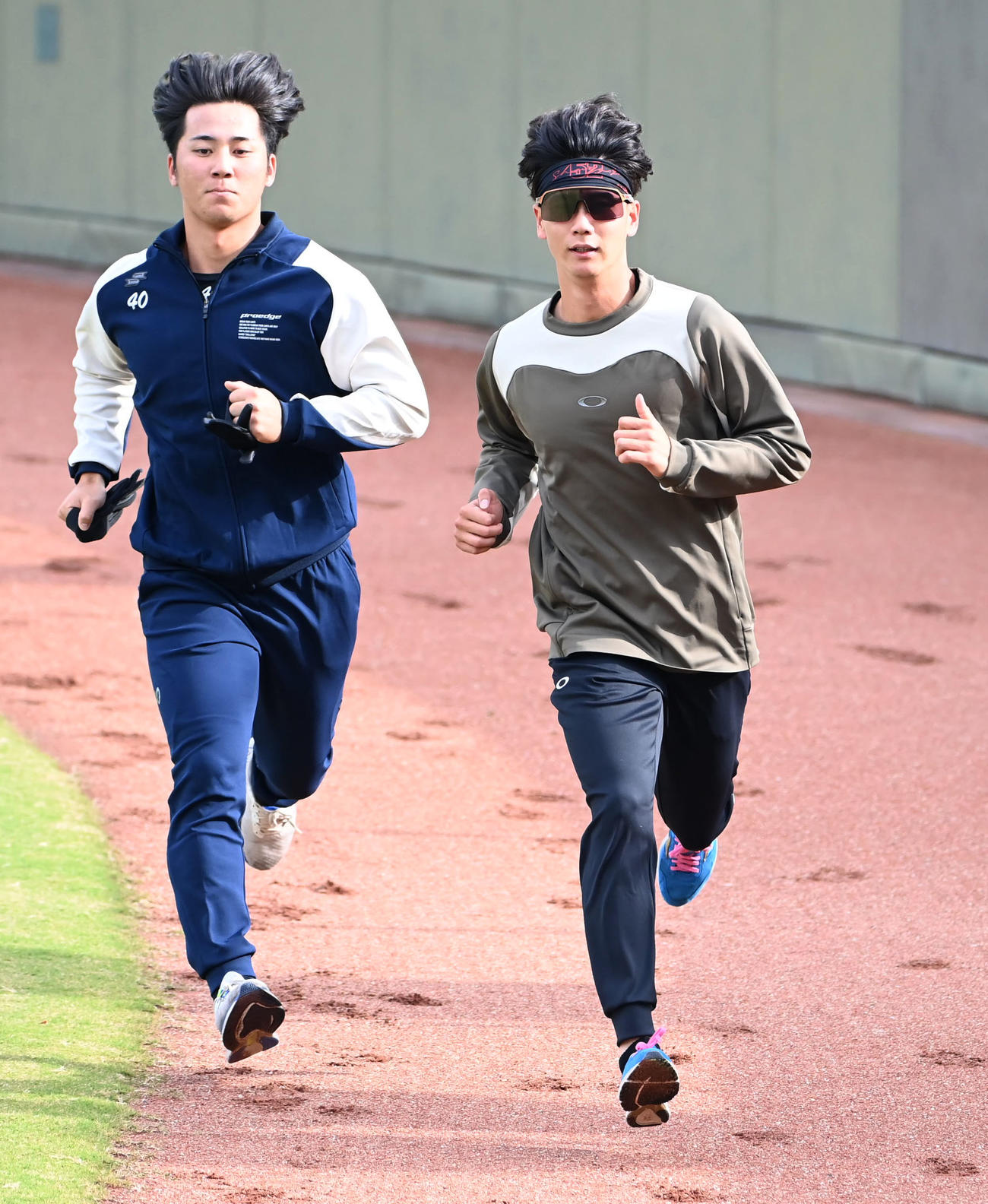 外野をダッシュする（左から）阪神井坪、阪神山田（撮影・石井愛子）