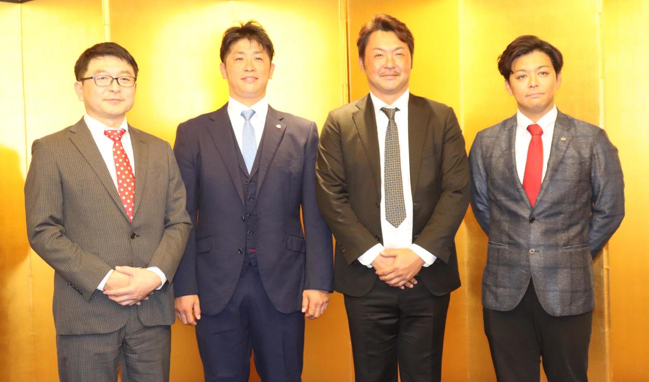 BC・埼玉の左から左から山崎球団オーナー、清田監督、桝田コーチ、角社長（撮影・古川真弥）