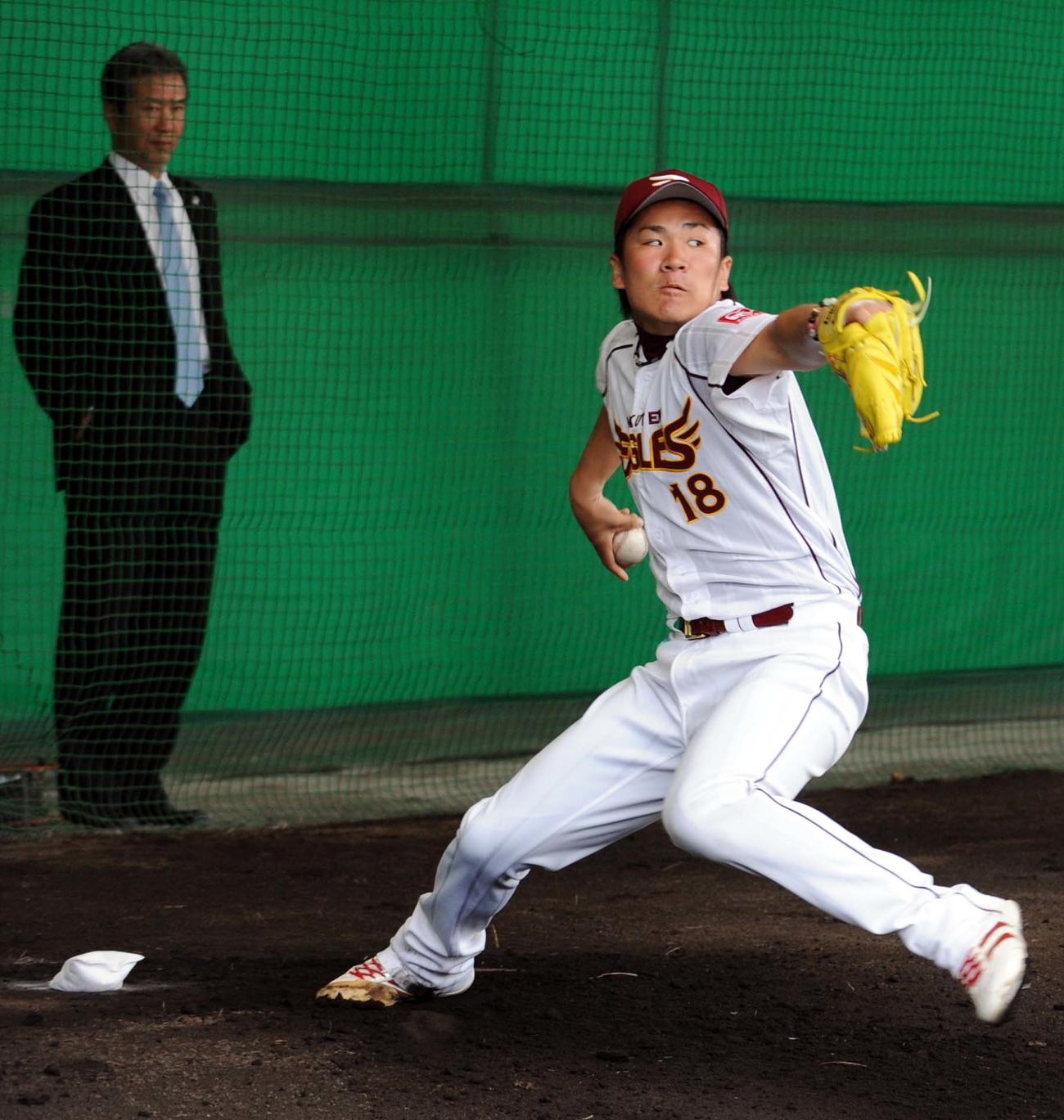 田中将大の投球練習を見詰める日本代表山田久志投手コーチ（2009年2月4日撮影）