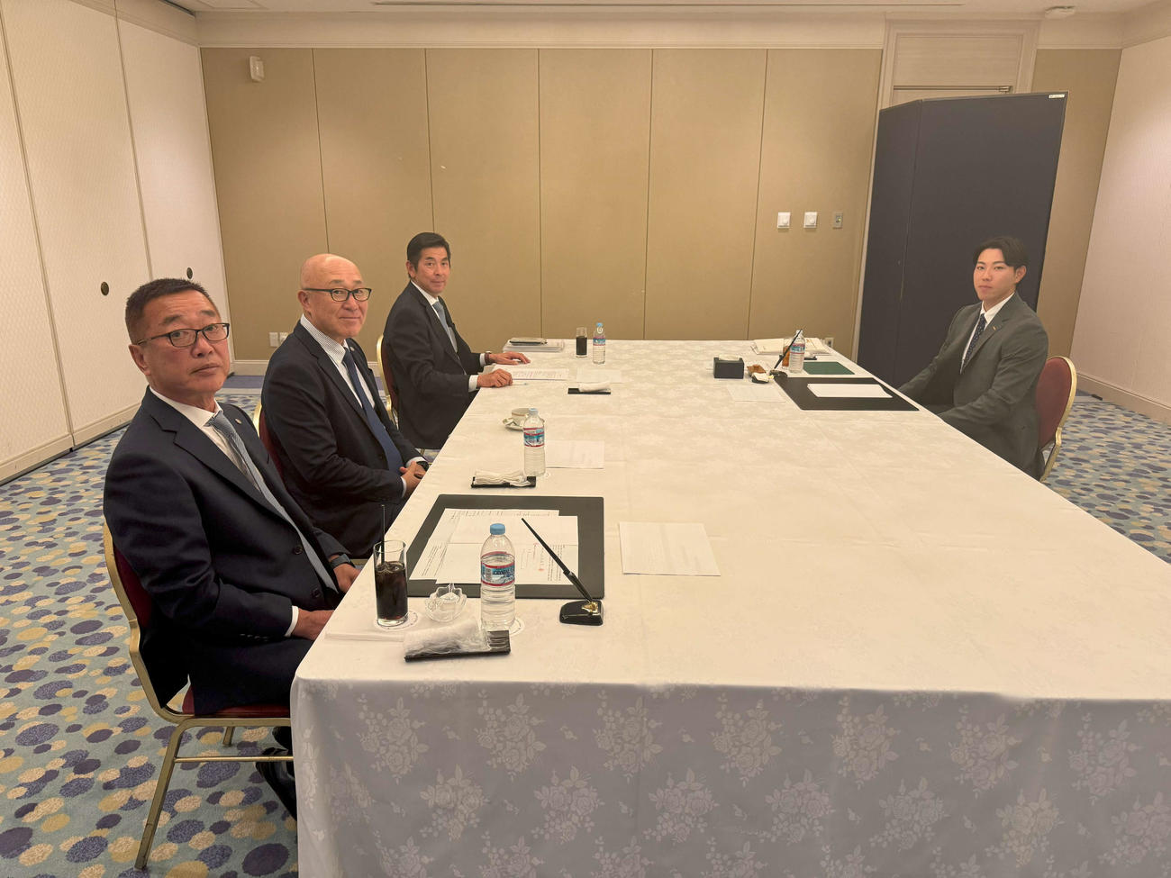 阪神と仮契約を結んだ育成1位の四国IL・徳島・工藤泰成（右）。左から山本宣史スカウト、畑山俊二統括スカウト、宮脇則昭編成ディレクター（球団提供）