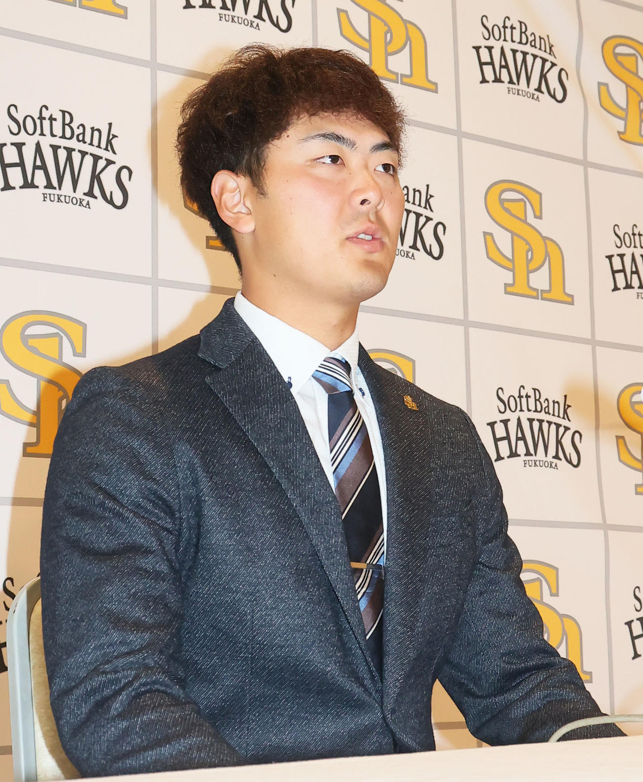 契約更改を終え会見をおこなう石塚（撮影・鬼束羽瑠菜）