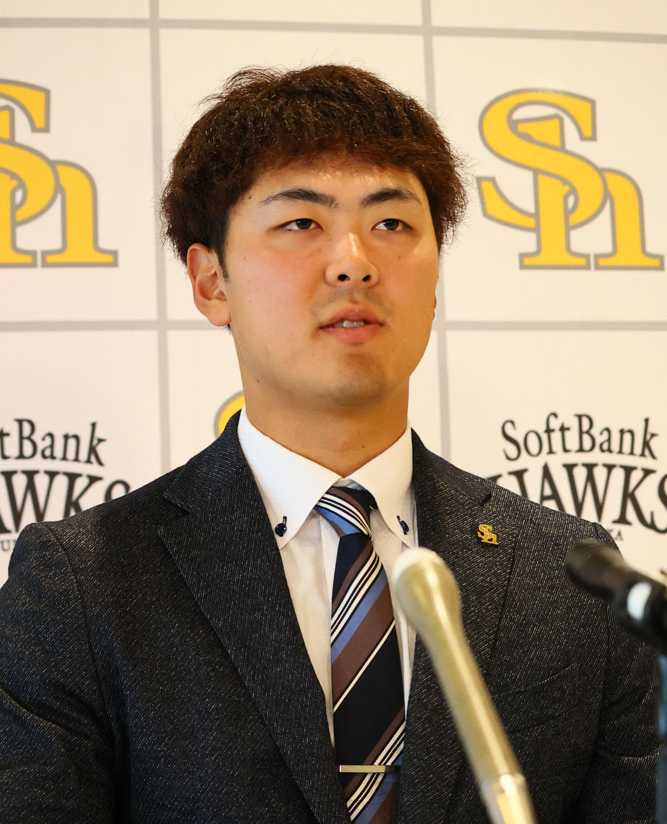 契約更改を終え会見をおこなう石塚（撮影・鬼束羽瑠菜）