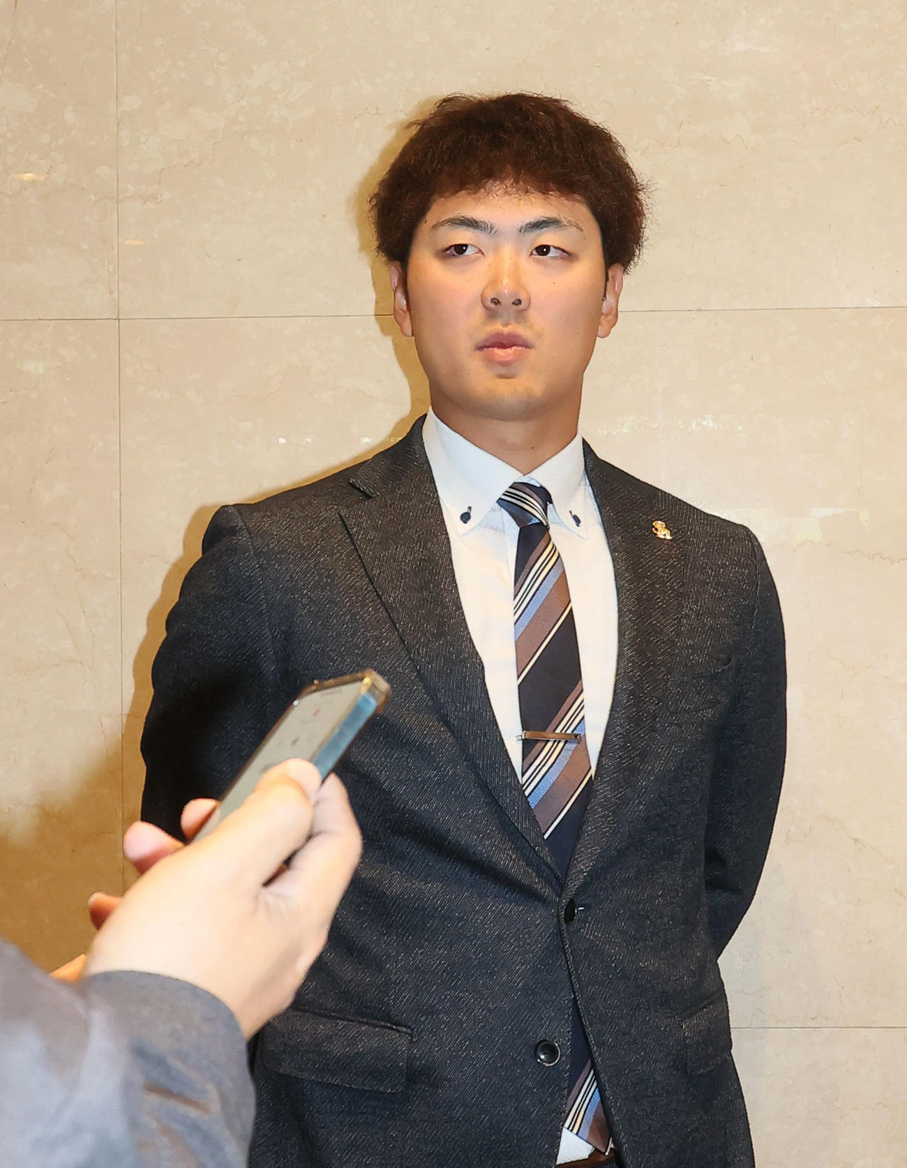 契約更改を終え会見をおこなう石塚（撮影・鬼束羽瑠菜）