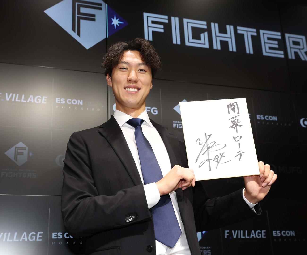 契約更改を終え来季目標を「開幕ローテ」と書く日本ハム福島（撮影・黒川智章）