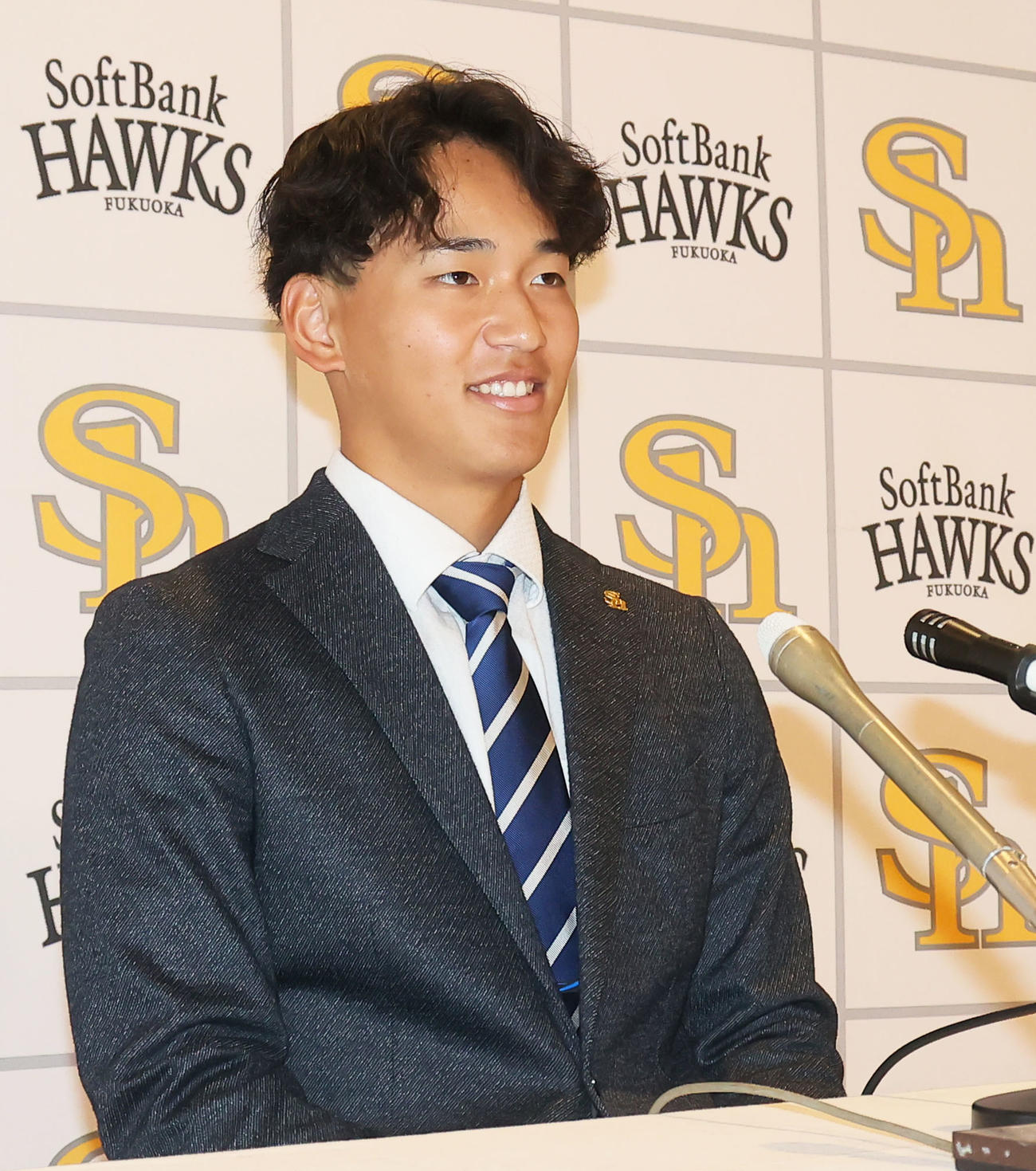 契約更改を終え会見をおこなう前田悠（撮影・鬼束羽瑠菜）