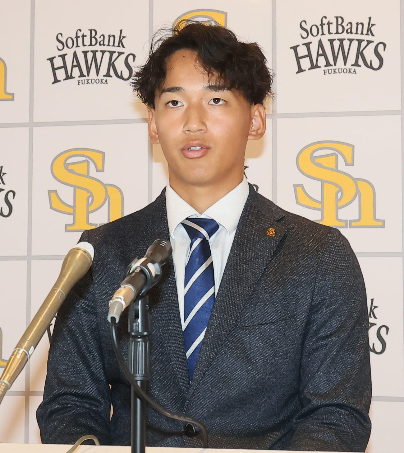 契約更改を終え会見をおこなう前田悠（撮影・鬼束羽瑠菜）
