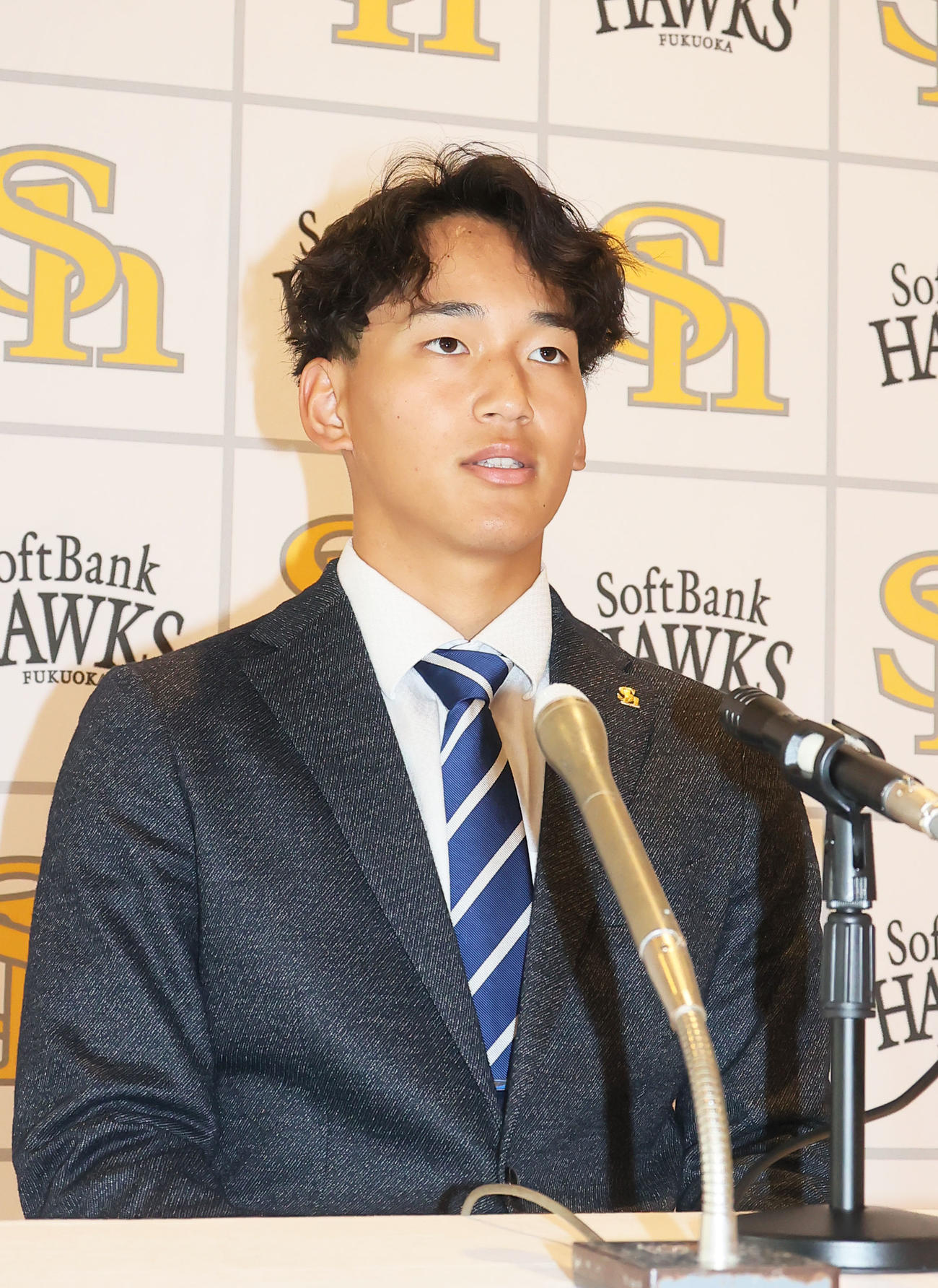 契約更改を終え会見をおこなう前田悠（撮影・鬼束羽瑠菜）