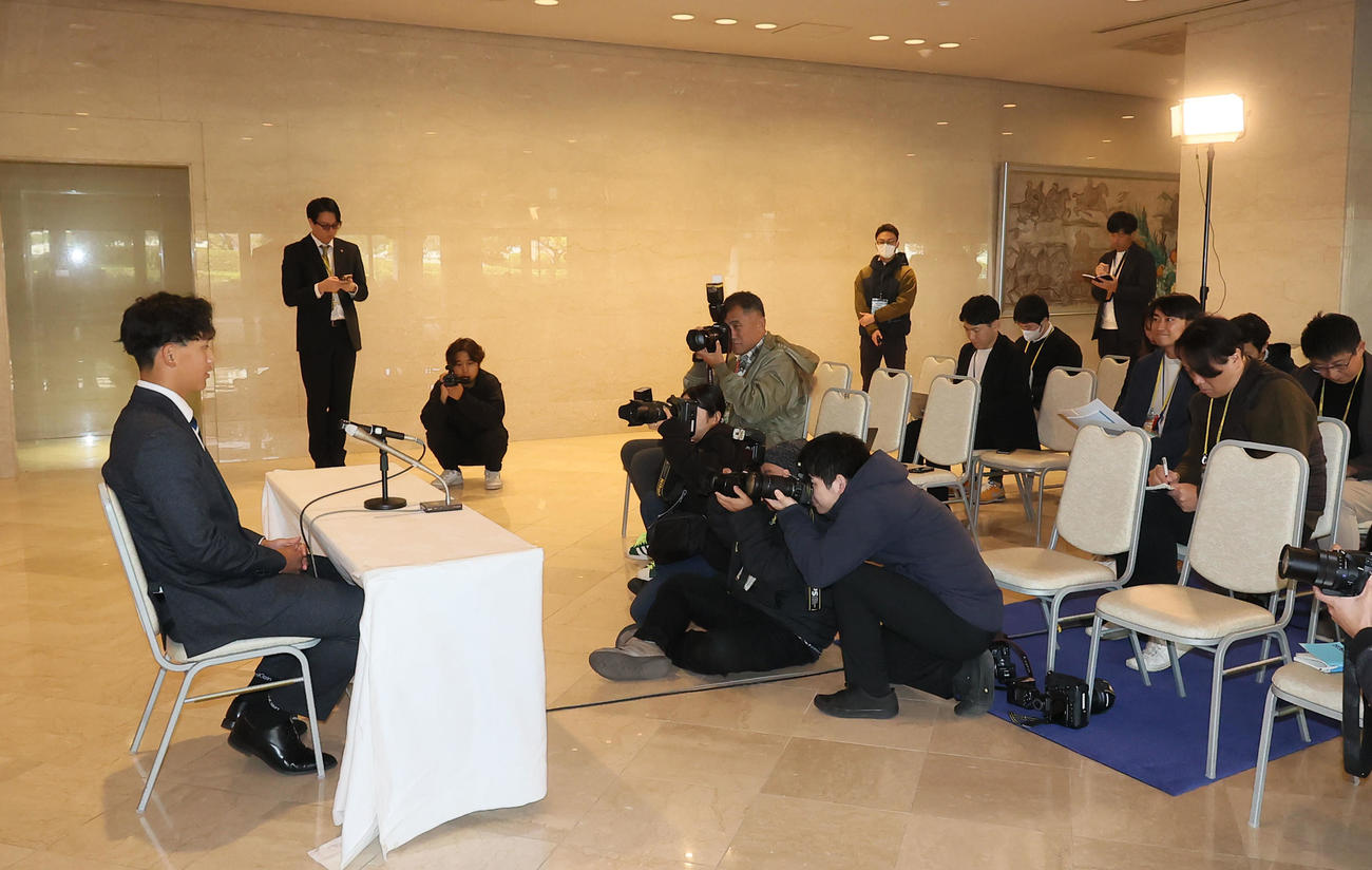 契約更改を終え会見をおこなう前田悠（撮影・鬼束羽瑠菜）