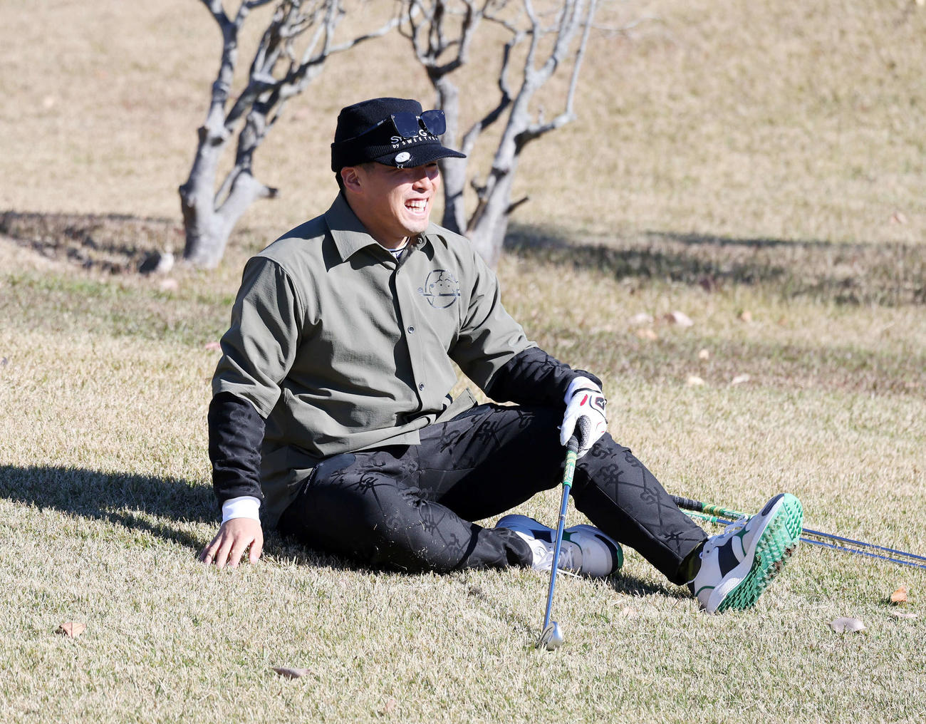 納会ゴルフコンペでショットを外し笑顔を見せる巨人浅野（撮影・鈴木正人）