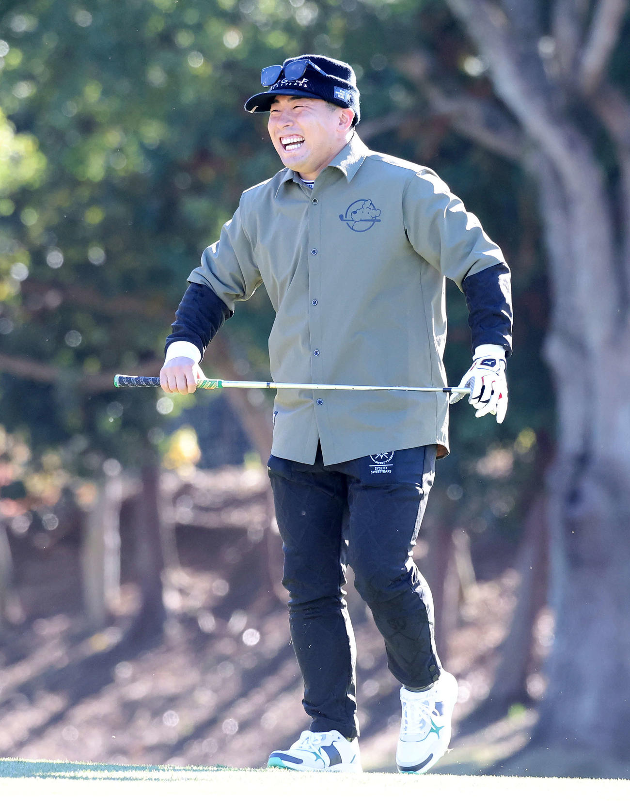 納会ゴルフコンペでショットを外し笑顔を見せる巨人浅野（撮影・鈴木正人）