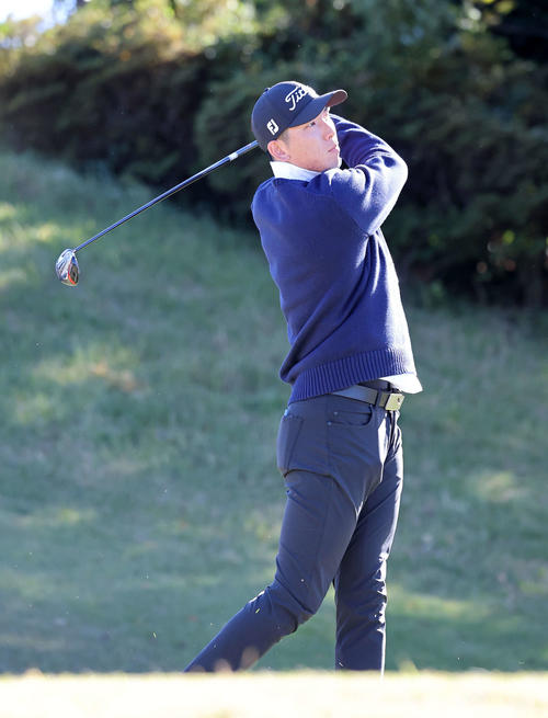 納会ゴルフコンペでティーショットを放つ巨人戸郷（撮影・鈴木正人）