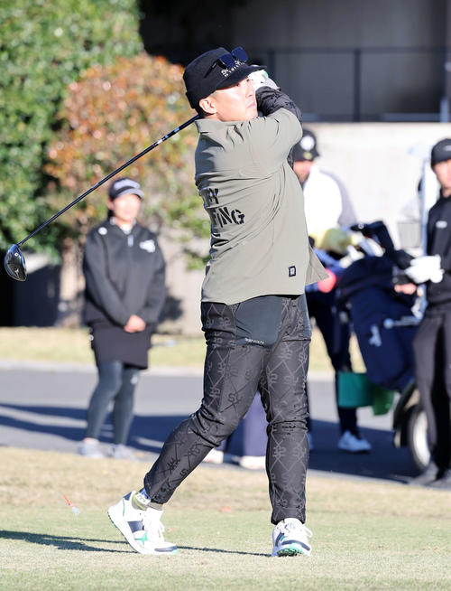 納会ゴルフコンペでティーショットを放つ巨人浅野（撮影・鈴木正人）